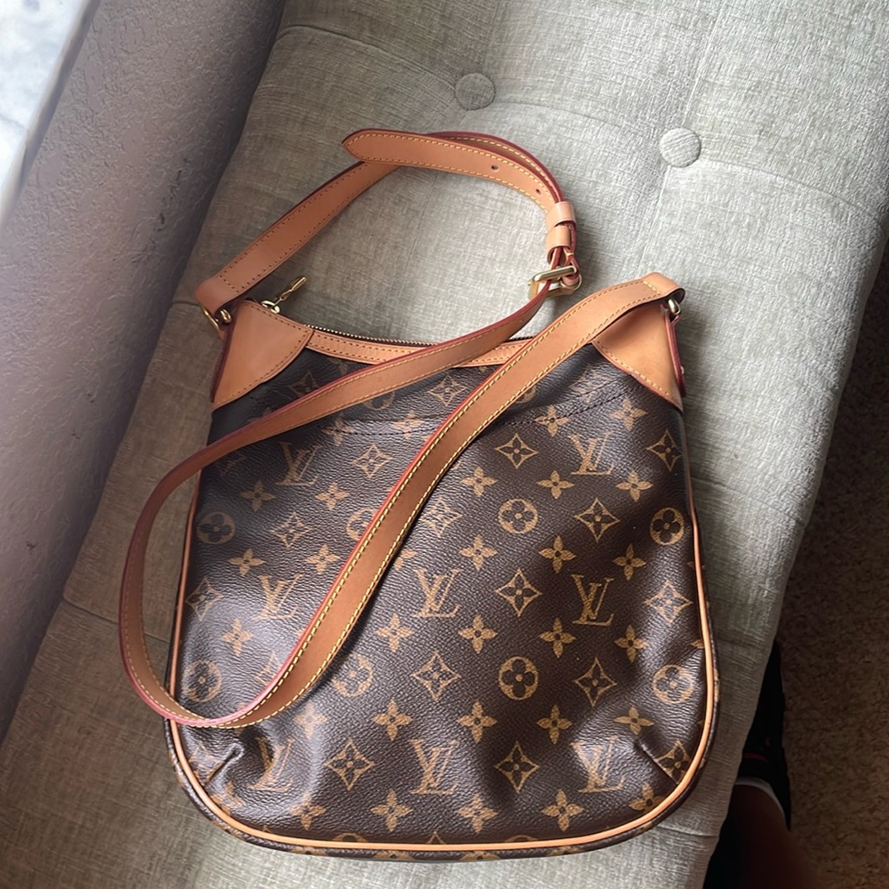 Authentic LOUIS VUITTON crossbody bag.